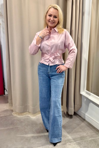 Spodnie jeansy z cieńszego, nieco lejącego jeansu. Z zaszewkami na przodzie.  Długie nogawki na wysoki wzrost. Lampasy na dole nogawek.