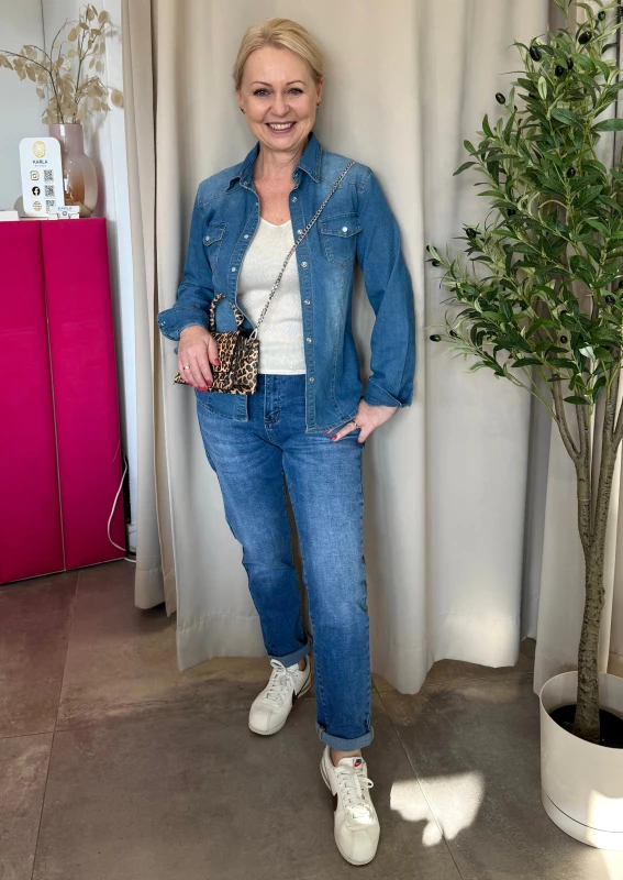 Spodnie jeasny mom fit jasne, bawełniane. Nogawki zwężane do dołu. Ponadczasowy model dżinsów.