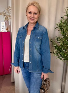 koszula bawełniana, jeansowa. Klasyczny krój, dopasowana, taliowana. Ponadczasowa koszula denimowa na wiosnę i jesień. Kolor medium, nie za jasna i nie za ciemna.