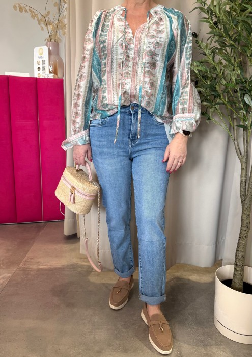 Jeansy mom fit jasne na wiosnę/lato. Z cieńszego, przyjemnego jeansu z bawełny. Idealny, stonowany odcień bez przetarć. Zwężane do dołu nogawki
