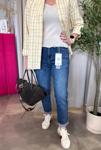 dżinsy spodnie mom fit o zwężanych nogawkach i szerszych udach. Nieznaczne przetarcia na nogawkach wprowadzają codzienny, rockowy charakter.