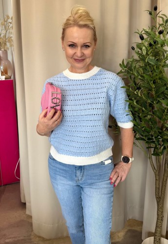 sweter błękitny na wiosnę z białymi lampasami na wykończeniach. Ażurowy, z rękawami 3/4. Do pracy i na co dzień sweterek.