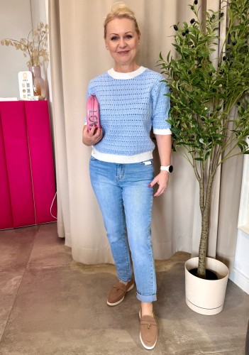 Sweter na wiosnę w odcieniu icy blue, hitowy kolor błękitu na wiosnę / lato 2026.