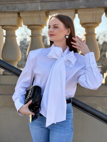 Koszula Yvessa biała, bawełniana z wiązaniem kokardą, poduszkami na ramionach, zaszewkami