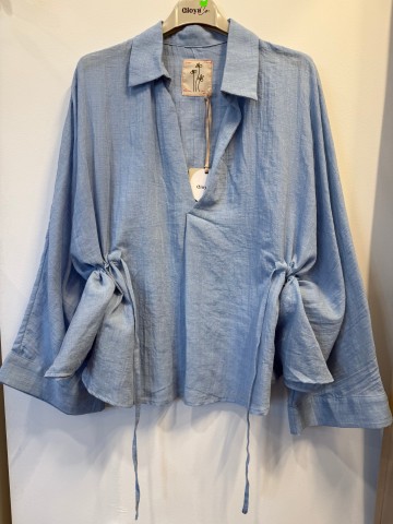 Bluzka Côte d’Azur kimono błękitna, głęboki dekolt w szpic, ściągana w talii