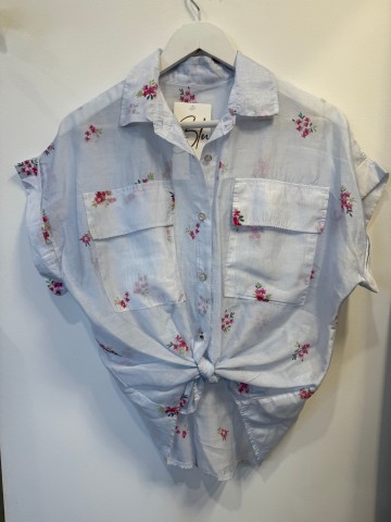 Bluzka koszulowa Cherry Blossom błękitna w różowe kwiatki, tencel