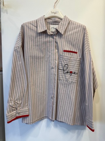 Koszula Love beżowa w białe/różowe paski z połyskiem, wyszywany napis Love i kieszonka oraz czerwone lampasy na mankietach