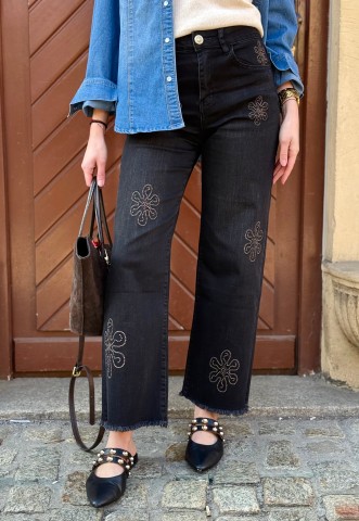 Spodnie Flower jeansowe czarne boho, w haftowane błyszczące kwiaty, strzępione nogawki, wide leg, proste, szersze nogawki