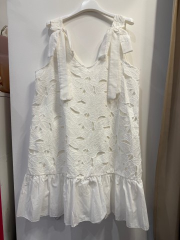 Sukienka Maldives biała gipiurowa na ramiączkach z kokardkami, bawełniana, na lato, krótka