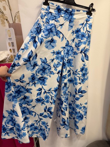 Spodnie biało-niebieskie w duże kwiaty, bawełniane