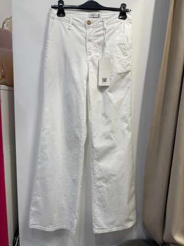 Spodnie Concetta białe, bawełniane, materiałowe a la cieńszy jeans, wide leg, proste nogawki w kant