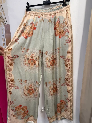 Spodnie San Gimignano z jedwabiem i wiskozą, satynowe, szałwiowe w szlachetne wzory beżowo-koralowe, proste, szersze