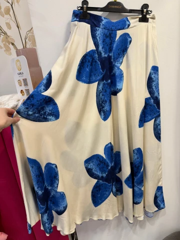 Spódnica Parla z jedwabiem, wiskozowa, kremowa w niebieskie, duże kwiaty