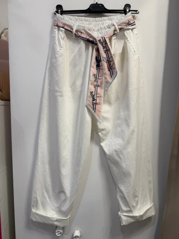 Spodnie Susanna bawełniane, białe z apaszką na wiosnę/lato, zwężane do dołu