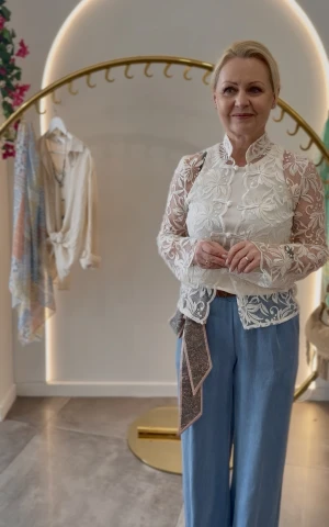 Bluzka narzutka Napoli beżowa koronkowa haftowana we wzory z ozdobnymi zapięciami, ze stójką