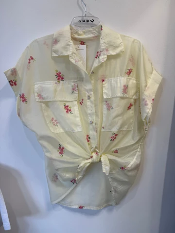 Bluzka koszulowa Cherry Blossom cytrynowa w różowe kwiatki, tencel