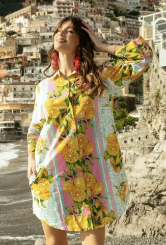 Tunika / mini Sukienka Vernazza 2 Antica Sartoria z kieszeniami bawełniana, koszulowa, rozpinany przód, białe tło, różowy lampas przez środek, turkusowe paski, w naturalne cytryny, FC146