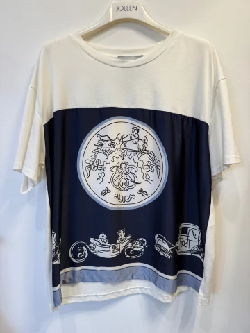 Bluzka Nicolina bawełniana a la t-shirt biała z satynowym wiskozowym wykończeniem granatowym we wzory, Joleen